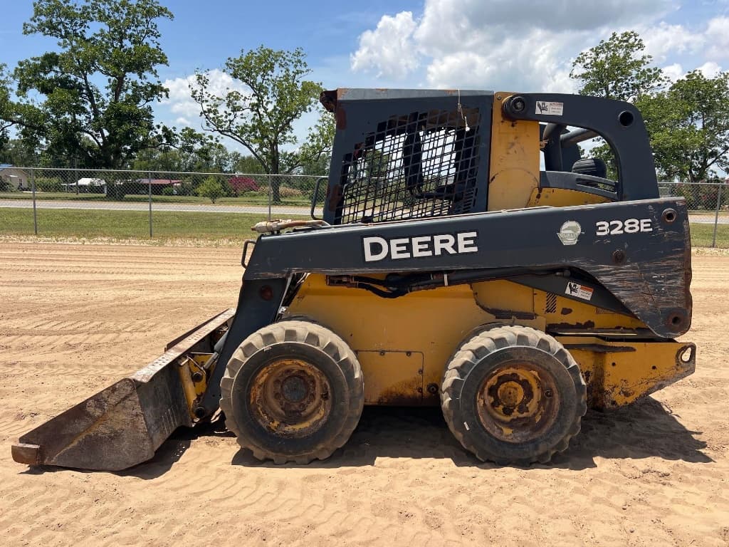 2015 JOHN DEERE 328E â€” photo 1